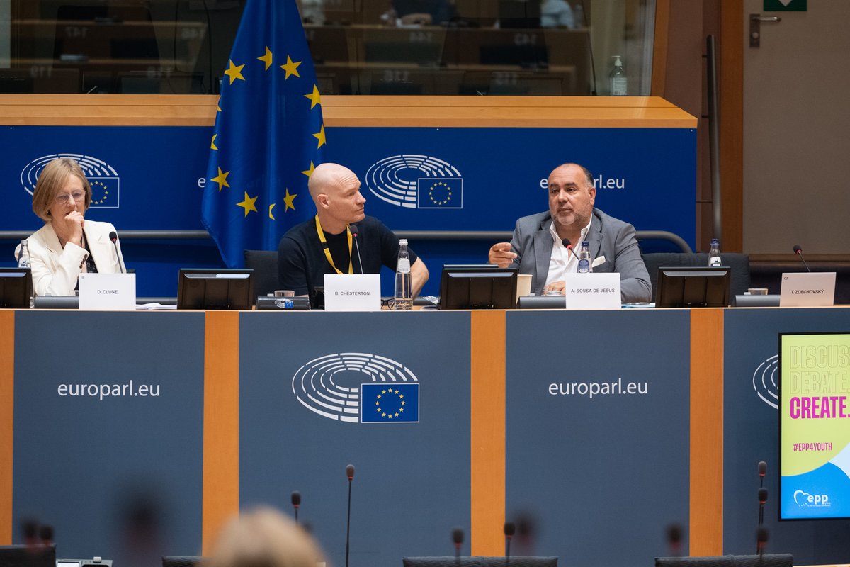 alfredosousaEU's tweet photo. An honor to address @EPPGroup Youth week to explain our work aiming at criminalizing #cyberbullying at #EU level. With @deirdreclunemep outlining the example of the #Cocolow in Ireland and @tomaszdechovsky proving the dimension on #mentalhealth. #epp4youth #Cocolaw https://t.co/PrfRhjV6qa