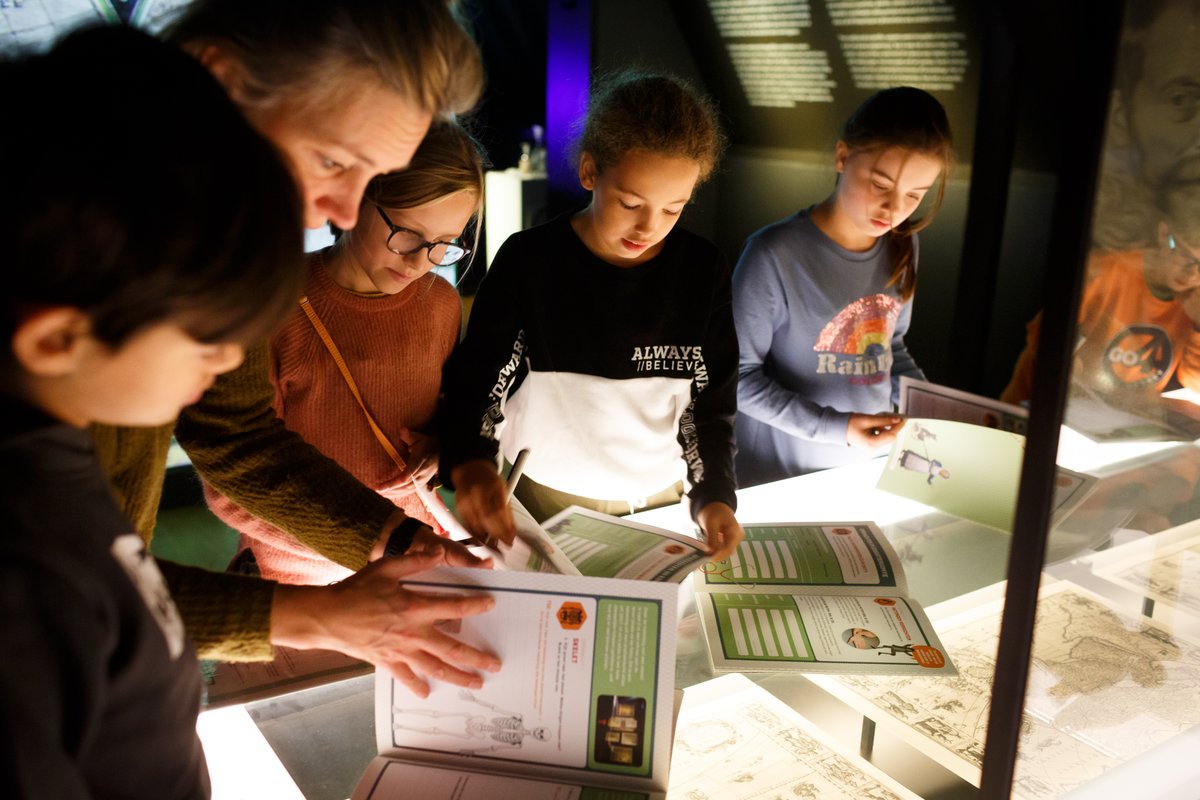 VACATURE 🔔 Rijksmuseum Boerhaave zoekt Museumdocenten! Als museumdocent zorg jij ervoor dat onze bezoekers een onvergetelijke dag hebben. Je ontvangt en begeleidt scholieren en studenten bij de onderwijsprogramma’s. Lees de #vacature & solliciteer direct: rijksmuseumboerhaave.nl/vacatures/