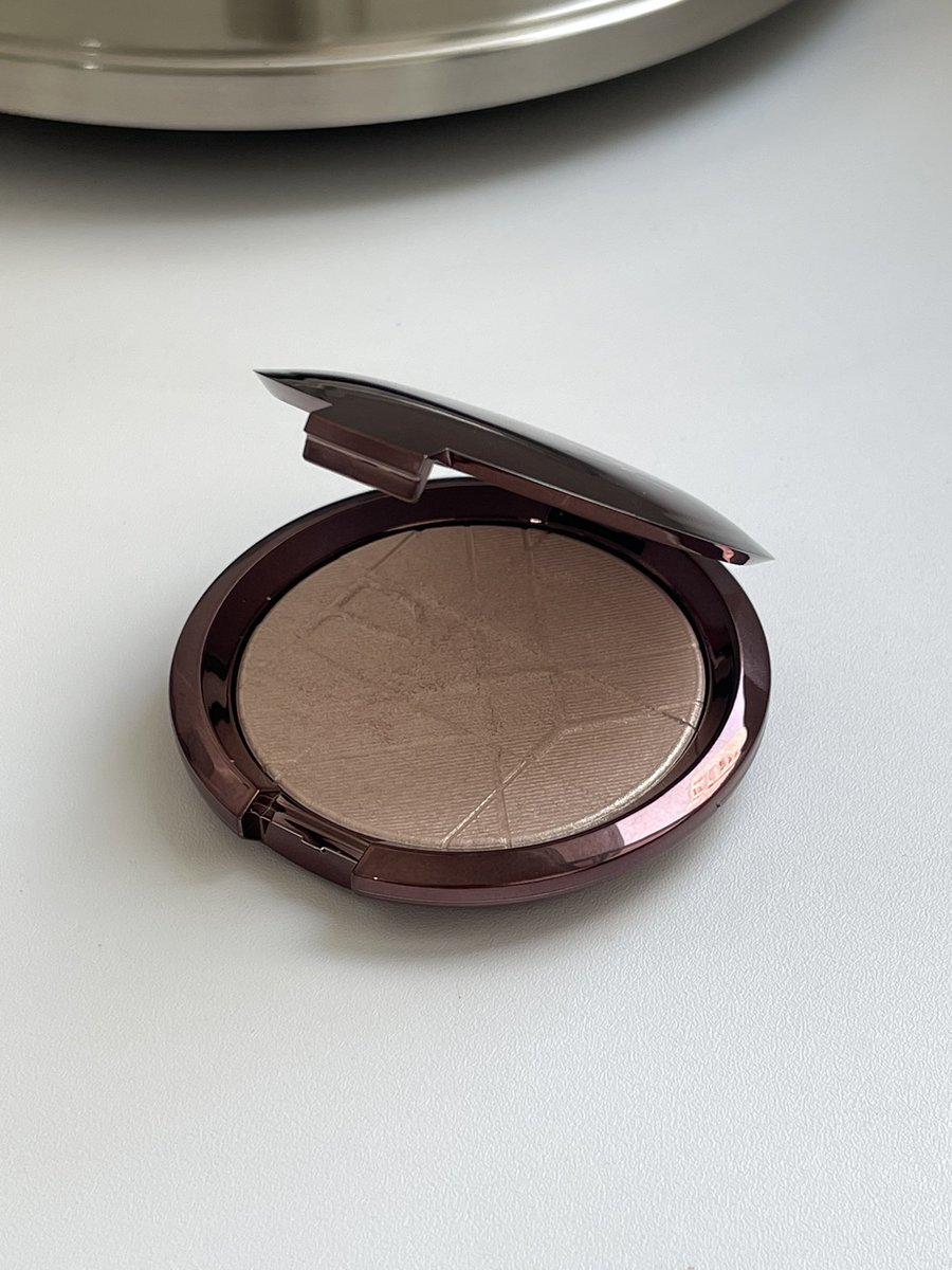 dari sekian banyak highlighter local, kenapa jarang hype ini ya? apa aku yang kelewat 😭 if you know the OG becca highlighter, mirip bgt &amp; beneran cheapest option dari brand lokal

harganya 79ribu doang, udah pake banyak cuma ilang segini. sumpah ini bagus banget