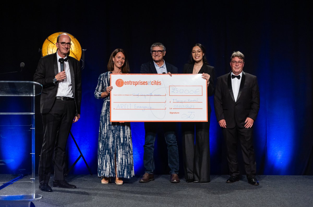 GroupeIRD's tweet image. #LesPépitesIRD I Remise d&apos;un don de 25 000 euros à @ARELIEmergence dont l&apos;objectif est de permettre à de jeunes talents issus de milieux modestes de poursuivre les études qu&apos;ils souhaitent. Une belle initiative soutenue par le @GroupeIRD : lnkd.in/ebjJ2EKe