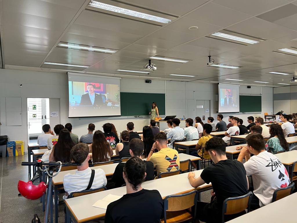 TelecoUPV's tweet photo. ¡Ya tenemos a nuestros primeros estudiantes de las Jornadas de Acogida de Teleco! Pertenecen al #GITST 🔛
BIENVENIDOS/AS 🙌😃 https://t.co/AUVJlHO7MH