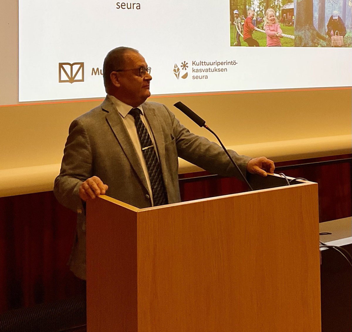 tiinsari's tweet photo. Yli sata osallistujaa Suomen #UNESCOASPnet -koulujen syysseminaarissa @Opetushallitusâssa. Seminaaria johtaa @JaakkoLindfors. Avaussanat Suomen UNESCO-toimikunnan jĂ€sen, @KauppinenJorma. Innostavat kaksi pĂ€ivÀÀ verkostoitumista ja oppimista edessĂ€! đđ https://t.co/44HsuklDOC