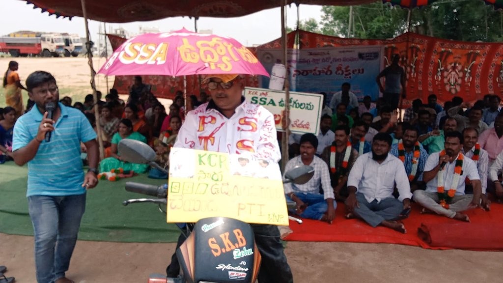 JacSamagra's tweet photo. విద్యాశాఖలోని సమగ్ర శిక్ష ఒప్పంద ఉద్యోగుల రిలే నిరాహార దీక్షలో వనపర్తి జిల్లా ఉద్యోగి వినూత్నంగా తన చొక్కా పై నినాదాలతో నిరసన తెలియజేస్తున్నారు
#Regularisesamagrashikshacontractemployees https://t.co/LysPwqC9eF