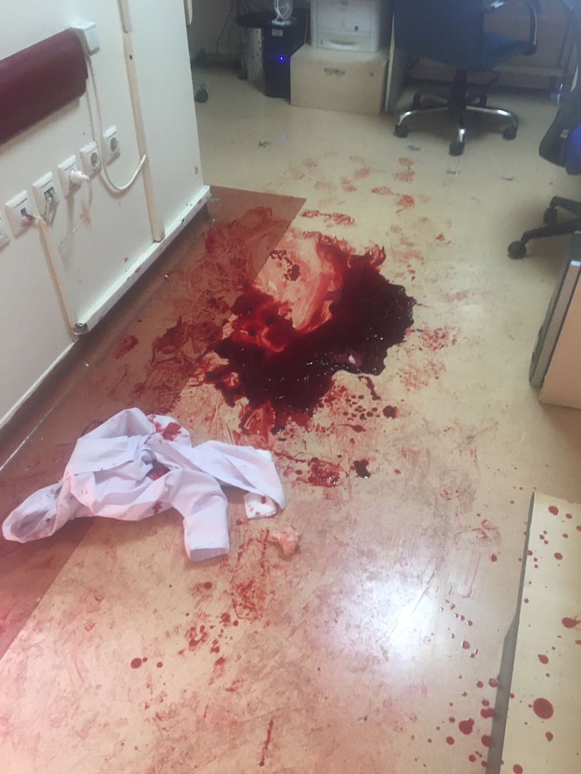 DahiliyeDoktoru's tweet photo. Gaziantep Üniversitesi Tıp Fakültesi Onkoloji Polikliniği 👇🏻

Sağlık personelinin husumetli olduğu kişi tarafından bıçaklandığı iddia edilmekte… https://t.co/RBBRfCNJQT