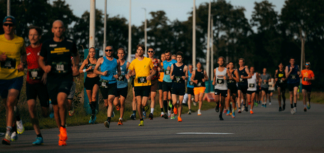 Alleen al in ons land vinden er per jaar 2.500 hardloopwedstrijden plaats. Volgens Imo Muller &amp; Yoshi Groen vaak veel van hetzelfde. Daarom namen zij 't initiatief tot het organiseren van iets heel bijzonders dat een grote trekpleister voor atleten bleek > tinyurl.com/2n9hxdzj