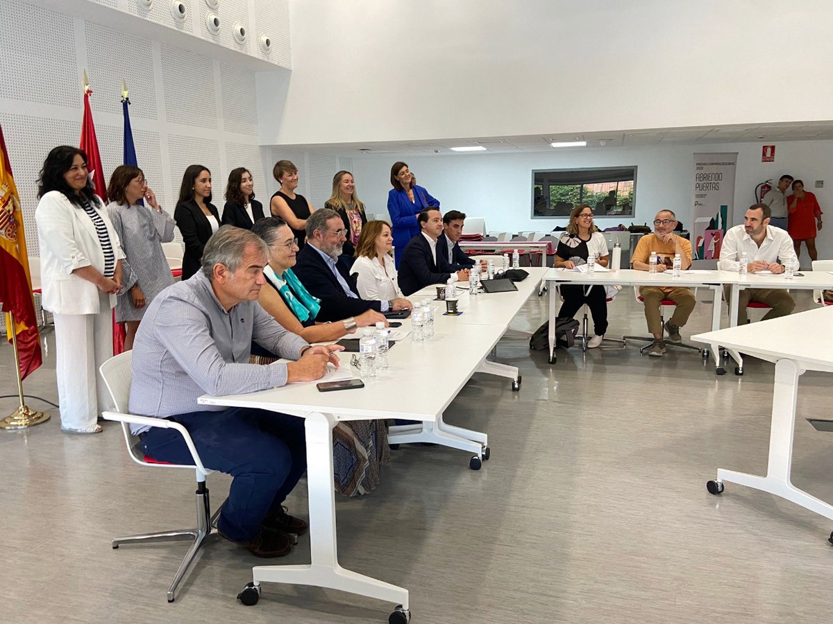 MadridEmprende's tweet photo. 📣 Comenzamos con el #ElevatorPitch del #PE2023 

El concejal delegado @AngelNinoQ ha dado la bienvenida a nuestro jurado experto y ha puesto en valor esta nueva edición del #PremioEmprendedoras.

Mucha suerte para todos los proyectos seleccionados 🤞

https://t.co/q0HrWJqyJx https://t.co/1wWTsTsu5h