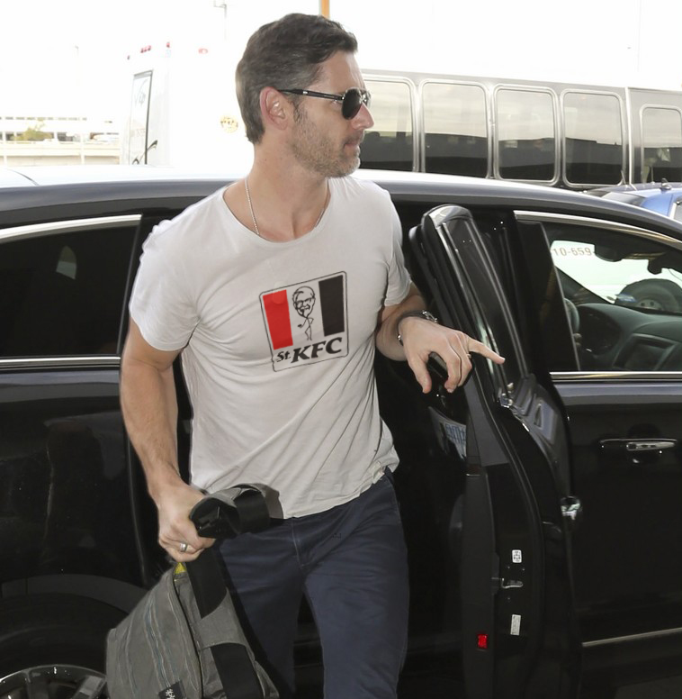 Do you like football?
Do you like takeaway?

St Kilda x KFC tees just dropped on the site.

His &amp; hers available use THANKYOU10 for 10% off!

cromulenttees.com/shop/view_prod…