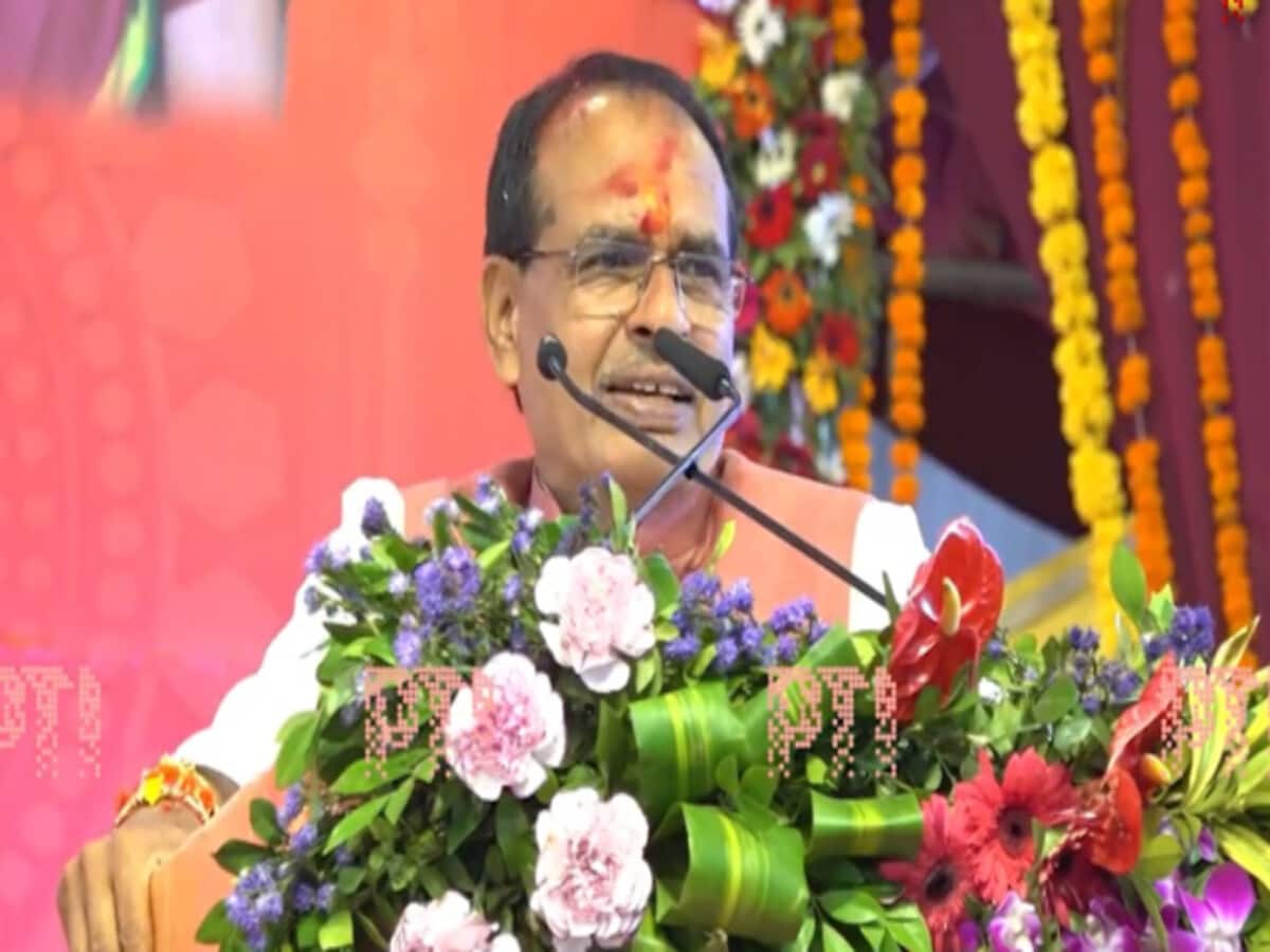 एक तरफ़ तो <a href="/ChouhanShivraj/">Shivraj Singh Chouhan</a>जी सभी विभागों के संविदा को कुछ न कुछ देकर सत्ता वापिसी की पूरी कोशिश में हैं लेकिन शायद सामान्य प्रशासन,वित्त और #NHM के अधिकारी ये मान चुके हैं कि सरकार वापिस नहीं आ रही इसलिए उन्होंने  संविदा कर्मचारियों के 100% वेतन के आदेश अभी तक जारी नहीं किए हैं।