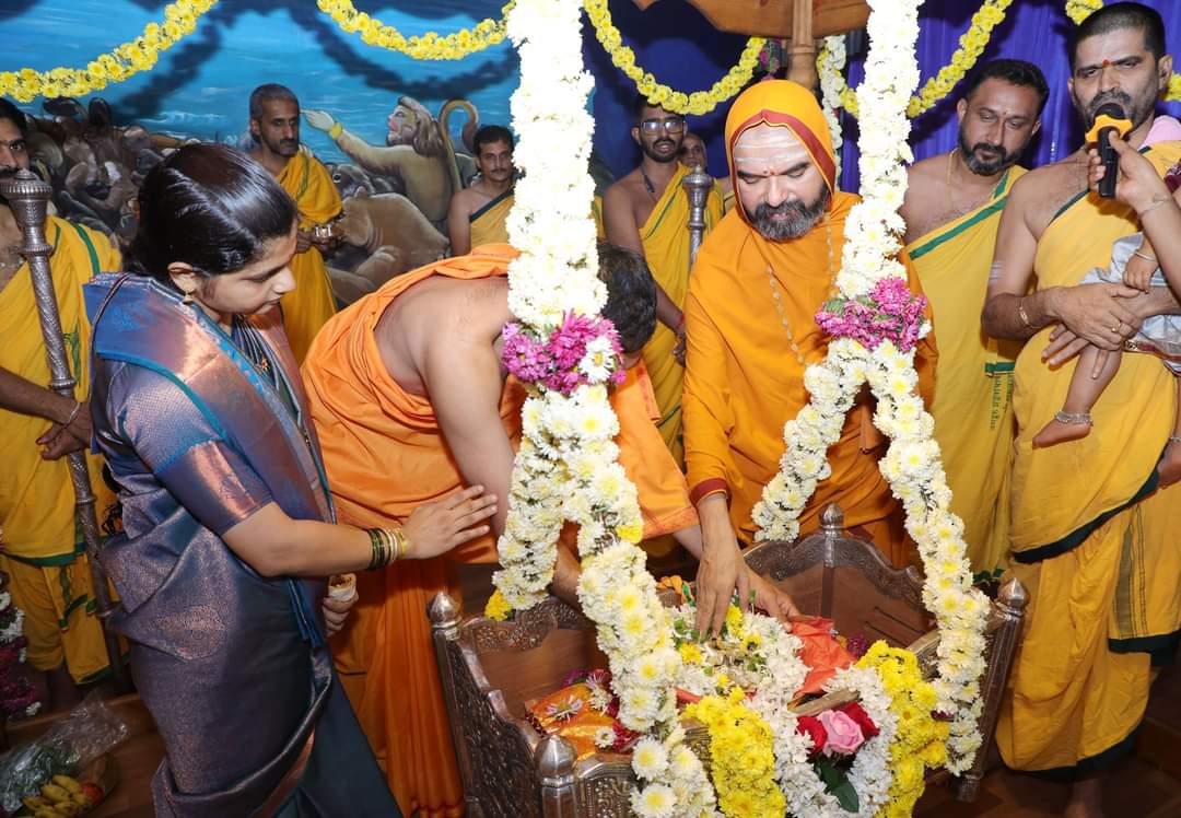 WithSriSri's tweet photo. ಶ್ರೀಕೃಷ್ಣ ಜನ್ಮಾಷ್ಟಮಿಯ ಶುಭಾವಸರದಲ್ಲಿ ಜಗದ್ಗುರು ಶ್ರೀಕೃಷ್ಣನಿಗೆ ಶ್ರೀರಾಮಚಂದ್ರಾಪುರಮಠದ ಜಗದ್ಗುರು ಶಂಕರಾಚಾರ್ಯ ಶ್ರೀಶ್ರೀ ರಾಘವೇಶ್ವರ ಭಾರತೀ ಮಹಾಸ್ವಾಮಿಗಳು ವಿಶೇಷ ಪೂಜೆ ಸಲ್ಲಿಸಿದರು. 🙏 ✨ https://t.co/svE5HC5hV5