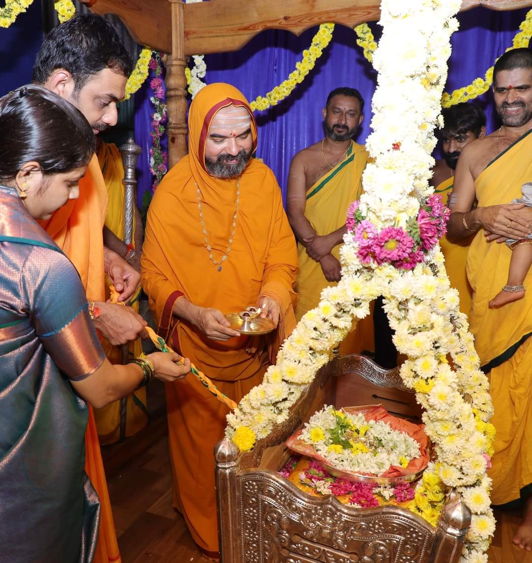 WithSriSri's tweet photo. ಶ್ರೀಕೃಷ್ಣ ಜನ್ಮಾಷ್ಟಮಿಯ ಶುಭಾವಸರದಲ್ಲಿ ಜಗದ್ಗುರು ಶ್ರೀಕೃಷ್ಣನಿಗೆ ಶ್ರೀರಾಮಚಂದ್ರಾಪುರಮಠದ ಜಗದ್ಗುರು ಶಂಕರಾಚಾರ್ಯ ಶ್ರೀಶ್ರೀ ರಾಘವೇಶ್ವರ ಭಾರತೀ ಮಹಾಸ್ವಾಮಿಗಳು ವಿಶೇಷ ಪೂಜೆ ಸಲ್ಲಿಸಿದರು. 🙏 ✨ https://t.co/svE5HC5hV5