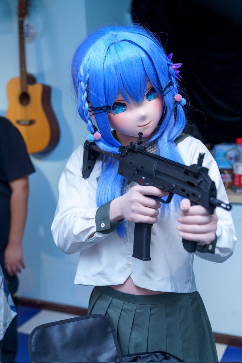 武装JK小莲正在测试她的新武器
出镜<a href="/GoldSara_Lotus/">纏枝蓮</a>