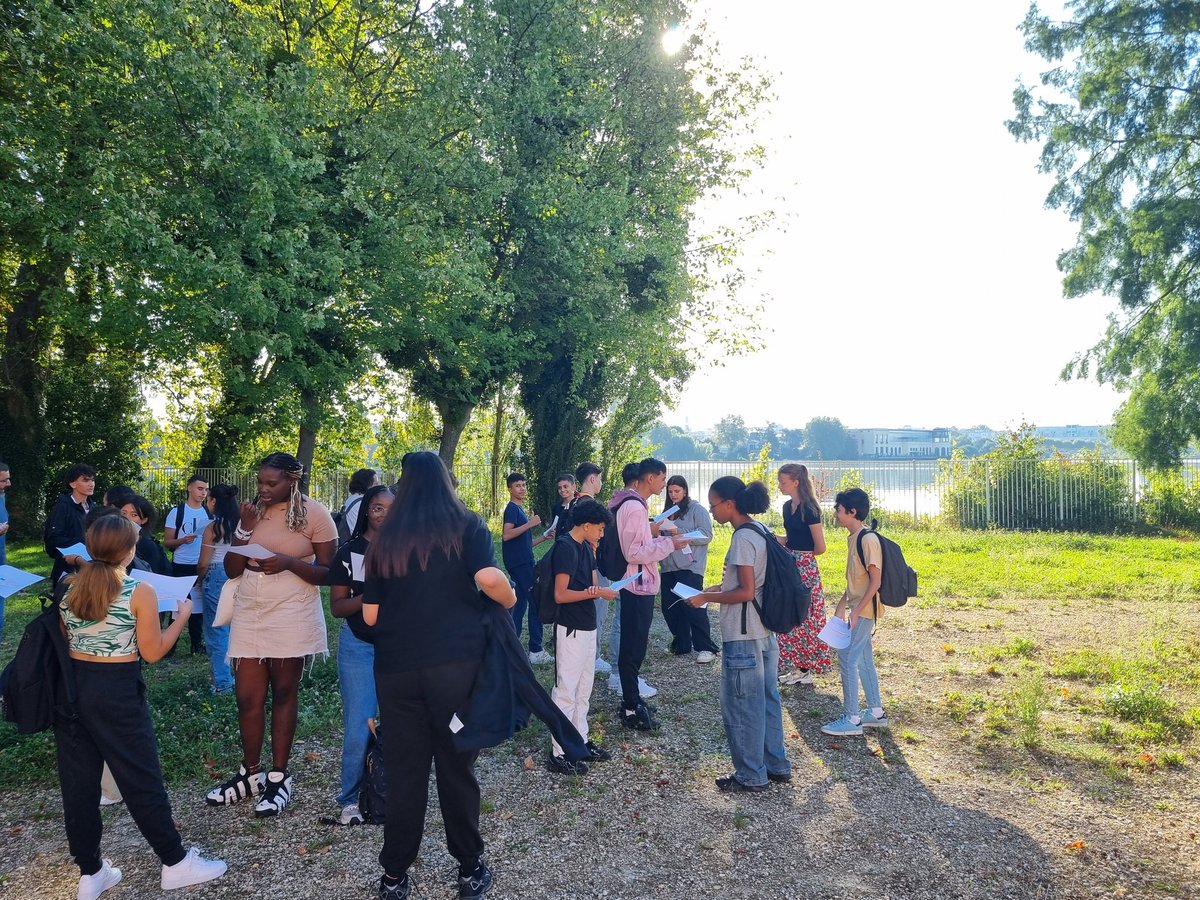Ruffin__Nicolas's tweet photo. Autour du site lac du lycée #MonodElB d'être mis à l'honneur ce jour : activités de parrainage 2nde GATL/Terminale AGORA, premiers cours d'EPS et échanges en anglais pour les 2ndes générales en extérieur. Tout cela à proximité du lac d'Enghien sous un temps estival. #Enghien https://t.co/Gt2UPObG5y