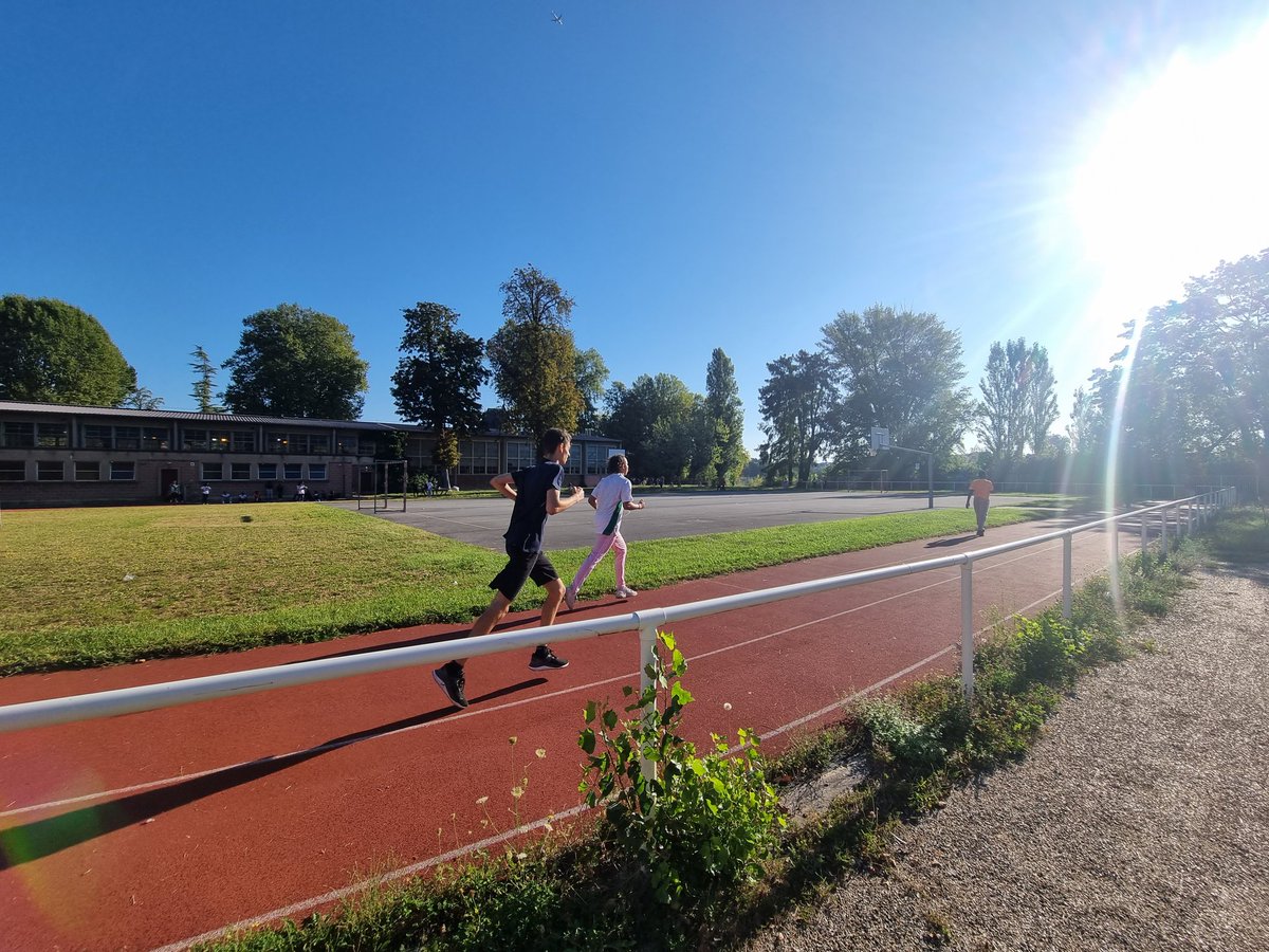 Ruffin__Nicolas's tweet photo. Autour du site lac du lycée #MonodElB d'être mis à l'honneur ce jour : activités de parrainage 2nde GATL/Terminale AGORA, premiers cours d'EPS et échanges en anglais pour les 2ndes générales en extérieur. Tout cela à proximité du lac d'Enghien sous un temps estival. #Enghien https://t.co/Gt2UPObG5y