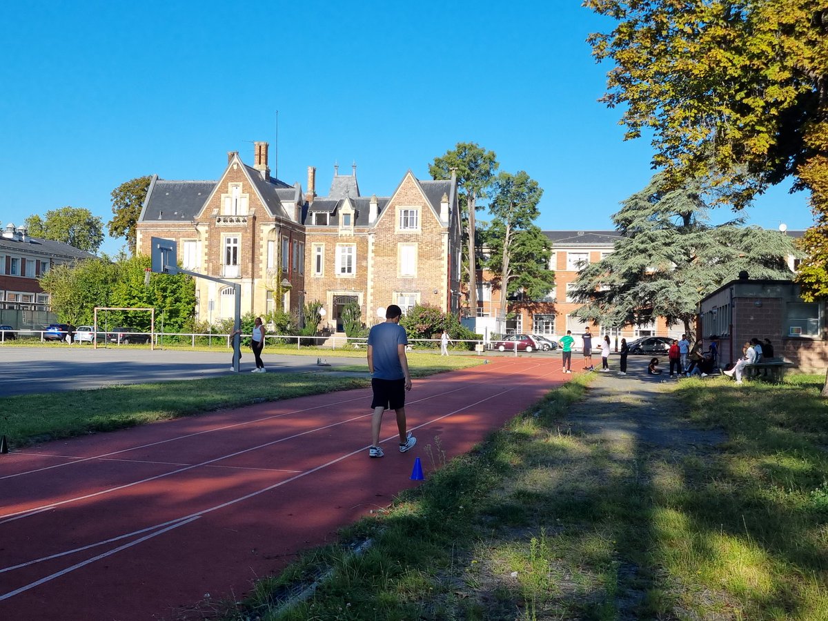 Ruffin__Nicolas's tweet photo. Autour du site lac du lycée #MonodElB d'être mis à l'honneur ce jour : activités de parrainage 2nde GATL/Terminale AGORA, premiers cours d'EPS et échanges en anglais pour les 2ndes générales en extérieur. Tout cela à proximité du lac d'Enghien sous un temps estival. #Enghien https://t.co/Gt2UPObG5y