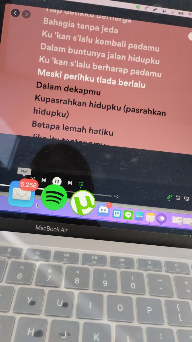 joanagw's tweet photo. What I don't like from wfo is that I can't sing along (at the top of my lungs) to my Spotify songs while working 🤪😭 https://t.co/C9d1uVoahc