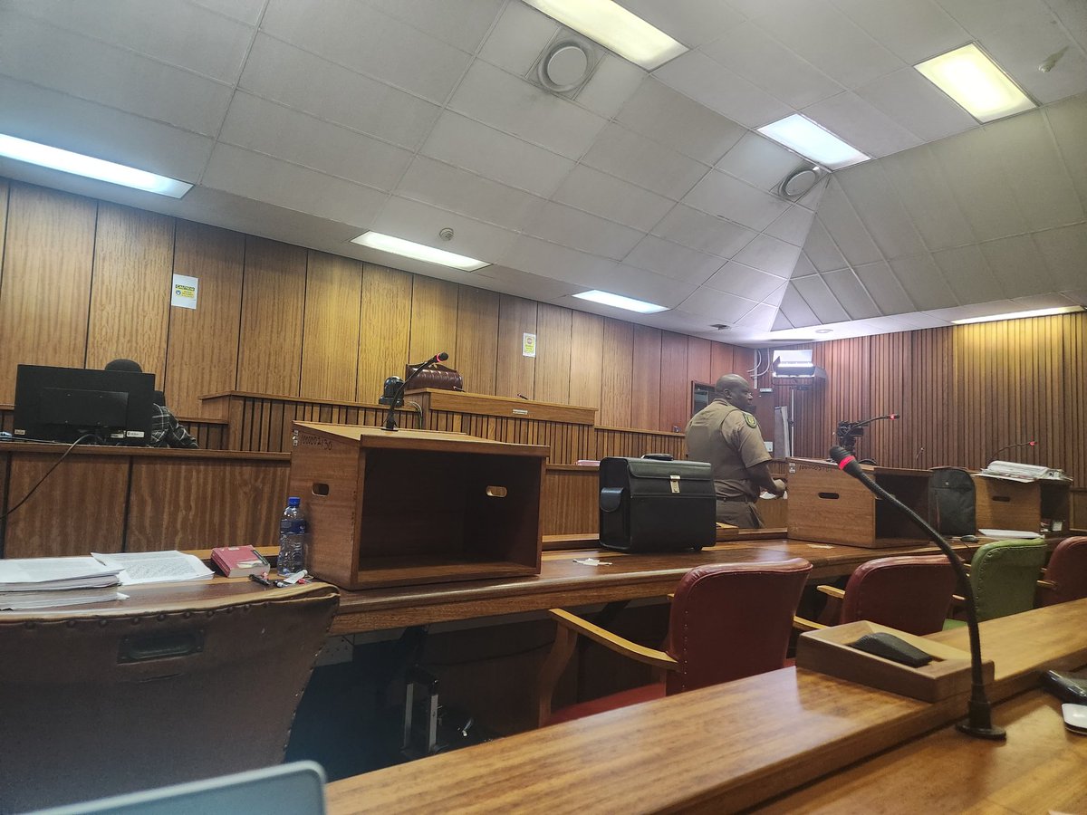 #SenzoMeyiwatrial 

Good morning from the High Court.
Another witness expected on the stand this morning.
Yesterday the defence asked for more time to peruse the statement of that witness. We heard he is a police officer, Zungu. 

#sabcnews