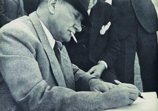 AntikorJunior's tweet photo. O'na dil uzatmayın; 
BAŞKA YOLLAR DENEYİN..
SOYTARILAR DİNLESİN !...

''Şimdi ben, orduyu Nato'ya bağlayan Adnan Menderes'in, devlet maaşıyla kumar oynayıp boş zamanlarında "şiir" yazan Necip Fazıl'ın, düşmana teslim olan Vahdeddin'in, Kuvayi Milliye ordusunun İzmir'e girişini duyunca pılıyı pırtıyı toplayıp kaçan Damat Ferit'in, Kurtuluş Savaşı boyunca Mustafa Kemal aleyhine paçavra gazetelerinde yazılar yazan ve "İnşallah Yunanlılar kazanır" diye dua eden Ali Kemaller sürüsünün, Meclisi fesheden ve ülkeyi yıllarca tek başına y��neten baskıcı Abdulhamid'in, hamamda cariye kovalarken ayağı kayıp düşen Sarı Selim'in, öz oğlunu tuzağa düşürüp öldüren Kanuni'nin, Alevi kıyımı ve katliamıyla ün salan Yavuz Selim'in, kundaktaki öz kardeşini boğdurtup öldürten Fatih'in, taht kavgasıyla Osmanlı'yı dörde bölen Çelebi kardeşlerin, Şeyh Bedreddin, Börklüce ve Torlak Kemal gibi halk önderlerini katleden ve "mülk Allahındır" diyerek adalet istedikleri için binlerce insanın başını giyotin kütüklerinde kesen Şehzade Murat'ın, Ankara Savaşı'da Aksak Timur'a yenilip esir düştükten sonra intihar eden Yıldırım Beyazıt'ın........
 
Bu zincir, ta Emevi'ye, ordan da halifeler dönemine kadar uzar gider. Bunlar hakkında kalkıp bir laf söylesem, ter ter tepinir, yır yır yırtınır, bir de "ölülerin ardından konuşulmaz" diye din ve ahlak dersi vermeye kalkışırsınız.

Peki O zaman siz neden seksen yıl önce Hakkın huzuruna çıkmış olan bir lidere, bu milletin kurucusuna ve kurtarıcısına iftira atıyorsunuz? Hepimizin "anne" bildiği Zübeyde Hanım'a kendi pisliğinizi sıçratırken, siz hangi dinden ve ahlaktan bahsediyorsunuz?

Bakın soytarılar; 
Eğer Yunan Generali Papulas bu iftirayı atsa, tamam der anlarım. Hatta anlamakla da kalmaz hak veririm. Çünkü Mustafa Kemal, Bizans'ı hortlatmak isteyen Papulas'ın hayallerini suya gömdü. Yunan İyonyası ve Ege kıyılarında Büyük Helen İmparatorluğu hayalleri unufak oldu.

Peki Mustafa Kemal sizin hangi hayallerinizi suya gömdü soytarılar? 
Saltanat ve hilafet mi, monarşi mi, teokrasi mi?

İngiliz Muhipleri Derneği'nin sadık ve gayretli üyesi, gizli ve karanlık işlerin vazgeçilmez adamı Sait Molla bu iftirayı atsa, tamam der anlarım. Hatta anlamakla da kalmaz hak veririm. Çünkü adamcağız İngilizlerin götüne kıl olmak istedi, olamadı. Peki siz kimin götüne kıl olmak istediniz de Mustafa Kemal bunu önledi soytarılar? Amerika'ya kıl oldunuz zaten...

Yunanistan Harbiye Nazırı Teotokis bunu söylese, tamam der anlarım. Hatta anlamakla da kalmaz hak veririm. Adamcağız Sakarya'ya kadar geldi, amacı Ankara'ya girip meclisi teslim almak ve Mustafa Kemal'i meydanda ayaklarından asmaktı. Fakat Mustafa Kemal onu ordusuyla birlikte Sakarya'da balçığa gömdü. Peki soytarılar, Mustafa Kemal sizin neyinizi balçığa gömdü? Hangi kirli emellerinizi, hangi karanlık düşlerinizi?

Bu iftirayı Yunan Kralı Konstantin atsa, tamam der anlarım. Hatta anlamakla da kalmaz hak veririm. Adamcağız İngiliz Başbakanı Lloyd George'un gözüne girmek ve Osmanlı paylaşılırken İstanbul'u kapmak gibi ham bir hayalin peşinde koşuyordu. Mustafa Kemal bu hayali de yerle bir etti. 
Peki soytarılar, Mustafa Kemal sizin neyinizi yerle bir etti? Hurafelerinizi mi?

General Glikopis, General Dienis gibi Yunan komutanları bu iftirayı atsa, bu balçığı sıvasa, tamam der anlarım. Hatta anlamakla da kalmaz hak veririm. Çünkü onlar Büyük Taarruz'da esir düştüler. Mustafa Kemal'in çadırına getirildiklerinde, ezik, büzük, mahcup, aciz ve çaresizdiler. Bunu görünce Mustafa Kemal onlara sigara ikram etti, kahve ikram etti, "üzülmeyin, savaşta olur böyle şeyler" diye de teselli etti...

İzmir'e girdiğinde Mustafa Kemal'in ayakları altına Yunan bayrağı serdiler, "tepele bu bayrağı Paşam!" dediler, fakat o asil ruh, "kaldırın bu bayrağı, bir milletin timsali tepelenmez" dedi. "Fakat onlar bizim bayrağımızı tepelediler" diye itiraz ettiler. 
"Onlar yanlış yapmış, ben aynı yanlışı tekrarlayamam" dedi Mustafa Kemal Paşa...