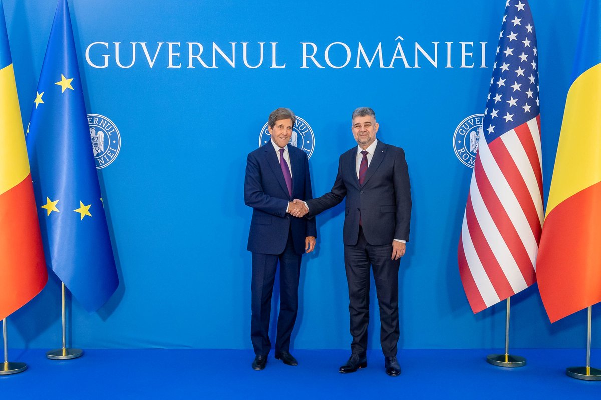 RRInternational's tweet photo. Premierul @CiolacuMarcel l-a primit miercuri pe trimisul special al președintelui SUA @POTUS Joe Biden pe probleme climatice, @JohnKerry, care a participat la Summitul #Inițiativei #Celor #Trei #Mări defășurat la București. (1/2) https://t.co/g5Fst3eJEF