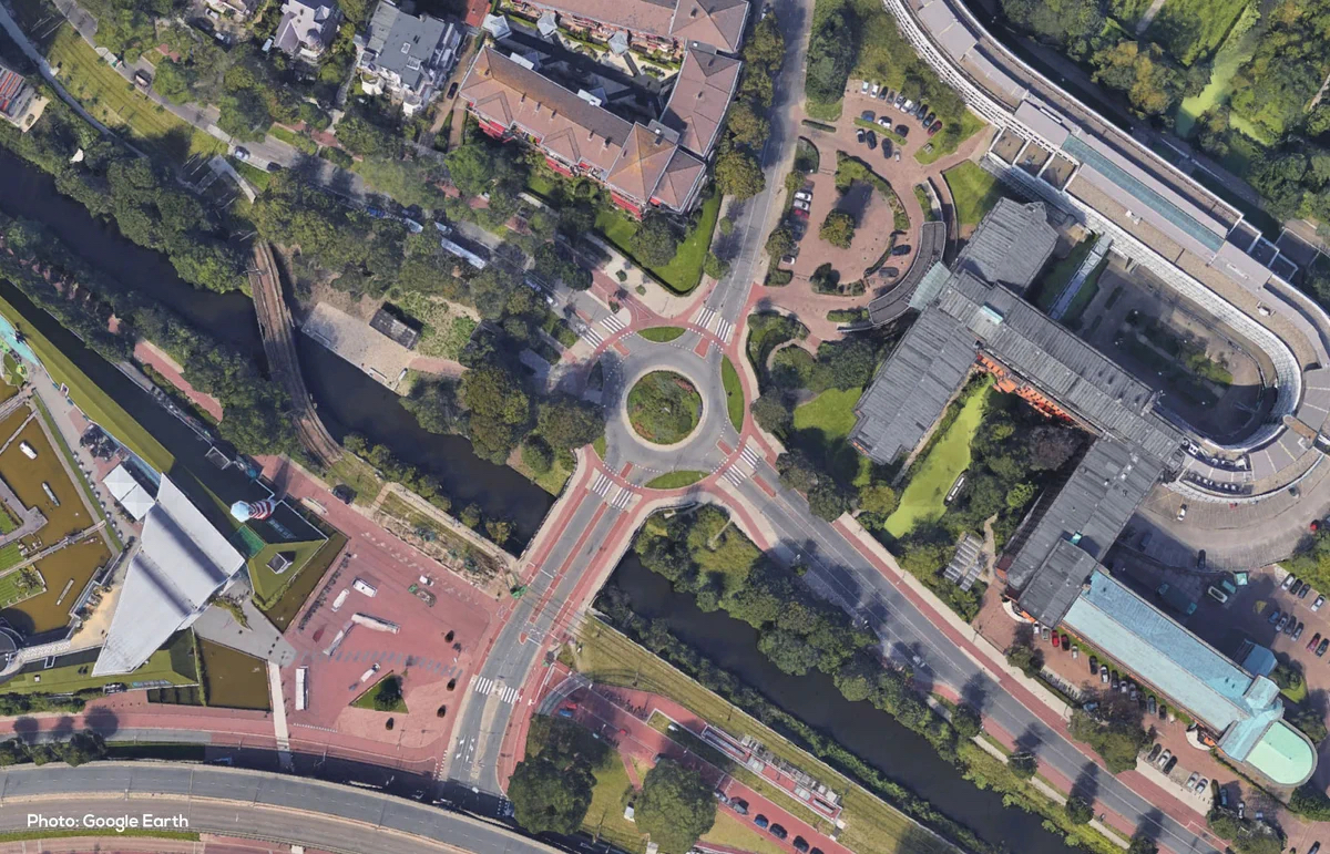 Cycling_Embassy's tweet photo. “A network is only as strong as its weakest link”, is the best way to explain the importance of intersections in cycle planning.

Dutch engineers have spent years establishing best practice for safe intersection design as part of a coherent cycle network.

https://t.co/JR9CtSJY6J https://t.co/LqBem9VQmt