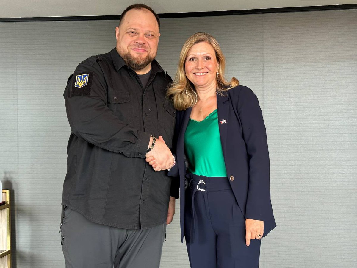 YaelBRAUNPIVET's tweet photo. 🇫🇷🇺🇦 Heureuse de retrouver mon homologue ukrainien et ami @r_stefanchuk, invité d’honneur du #G7Parlement à Tokyo. Je lui ai rappelé le soutien total de la France. Nous avons examiné les besoins de l’#Ukraine pour gagner la guerre et les efforts entrepris en vue de l’adhésion du pays à l’#UE.