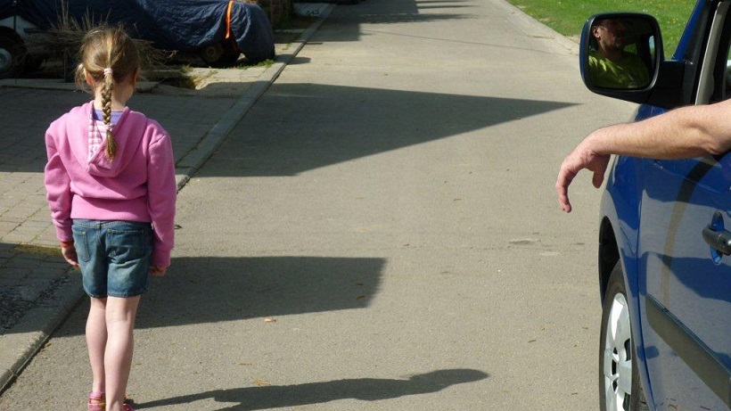 Kinderlokken voorkomen, wat kinderen moeten weten. Welke praktische tips kunnen ouders en opvoeders geven aan jonge kinderen om hen tegen de risico's te beschermen? Deze preventieve aanbevelingen moeten wel aan de leeftijd aangepast worden. secunews.be/nl/thema-s/and…