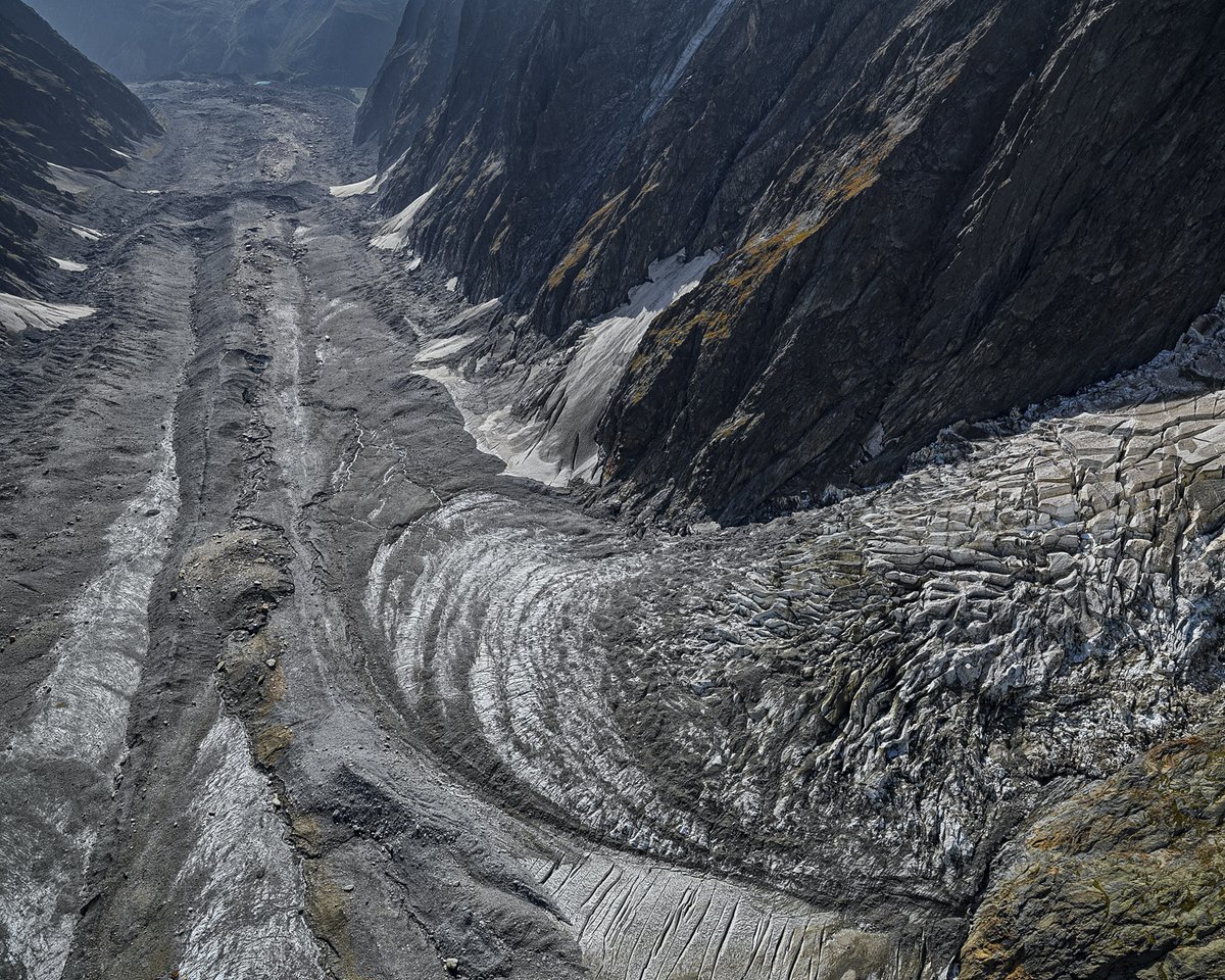 EdmaierAerials's tweet photo. Aerial photo of Miage Glacier, Mont Blanc Massif, Italy.
The ice tongue carries masses of debris. It is 10 km long – the longest glacier in Italy. The creeping-down ice comprises the altitude difference of 1770 m.

#glacier #montblanc #Alpine #ice #Geography https://t.co/mbQVetG9r6
