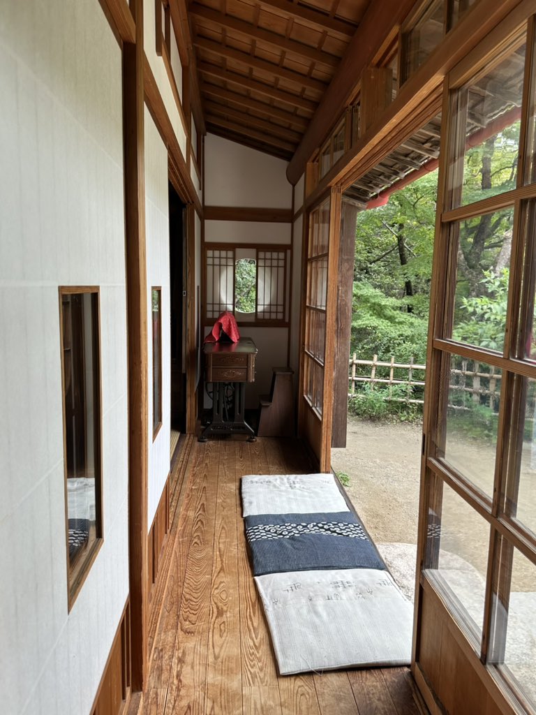吉卜力公園真的超棒，逛一整天竟然沒有逛完。

各園區完全是完全還原動畫場景環境，而且各方面的細節都來真的，建築的細節都放上很多年代感。