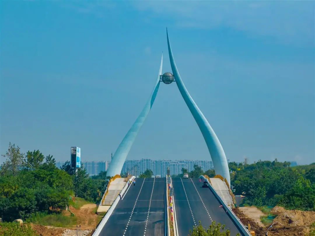 OpticsValleyCN's tweet photo. A new landmark of #WuhanNewCity! The “OVC Pearl” has been completed!🤗

The tower looks like two leaves holding up a pearl, which symbolizes the optoelectronics and health industries that are making #OVC a global high-tech hub.🌉 #OVCLandmark https://t.co/O9YV9iIhPg