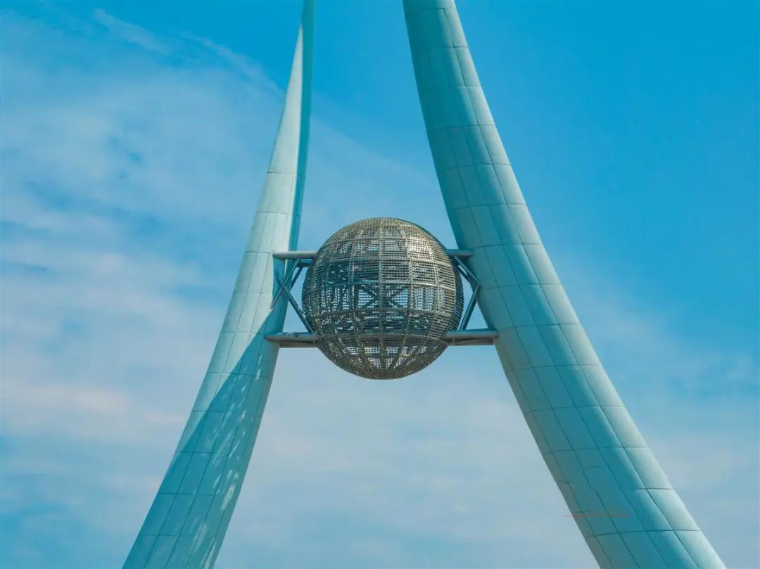 OpticsValleyCN's tweet photo. A new landmark of #WuhanNewCity! The “OVC Pearl” has been completed!🤗

The tower looks like two leaves holding up a pearl, which symbolizes the optoelectronics and health industries that are making #OVC a global high-tech hub.🌉 #OVCLandmark https://t.co/O9YV9iIhPg