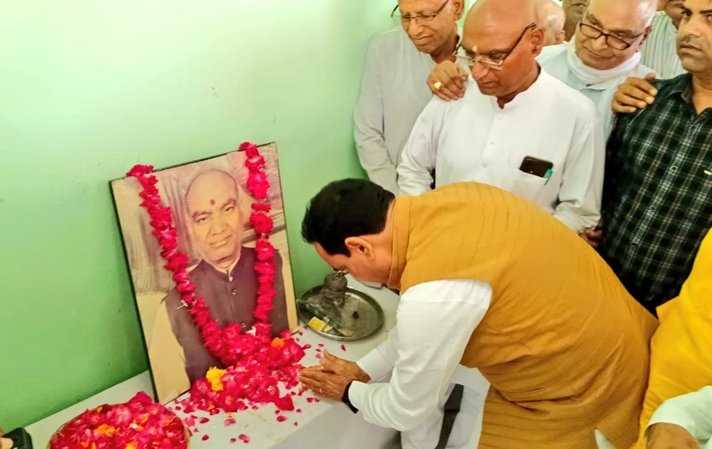 दतिया के इंदरगढ़ में समाजसेवी श्री शीतल प्रसाद दांतरे जी के निधन पर उनके निवास पहुंचकर श्रद्धांजलि अर्पित की और शोकाकुल परिजनों को ढांढस बंधाया।