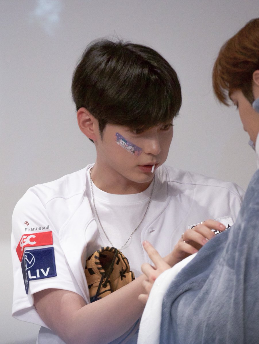 230827 엠투유/뮤직아트 대면 팬싸인회 #성한빈

얼굴이 진짜넘 귀엽게 생김.. 걍 다섯살얼굴..

#성한빈 #SUNGHANBIN #成韓彬 #ソンハンビン
#ZB1 #제로베이스원 #ZEROBASEONE