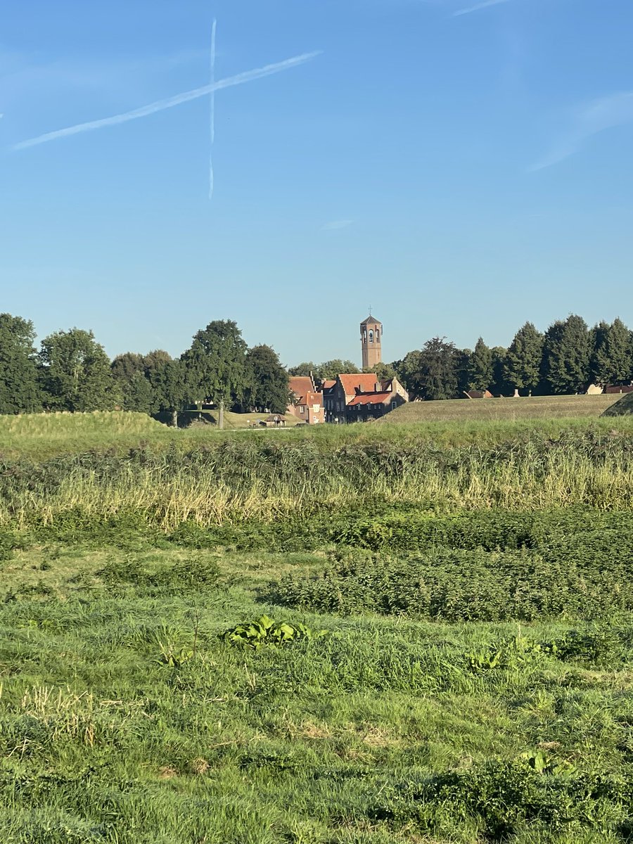 Vanochtend met mijn geweldige vrouw (die tevens ook mijn geweldige motivator is hier in) een rondje Heusden gedaan op de loopfiets. En wat een geweldig zicht op #hetmooisteplekkievannederland je kijkt zo door de stadswallen naar de mooie geveltjes! 
Have a nice day.
#weloveshoes