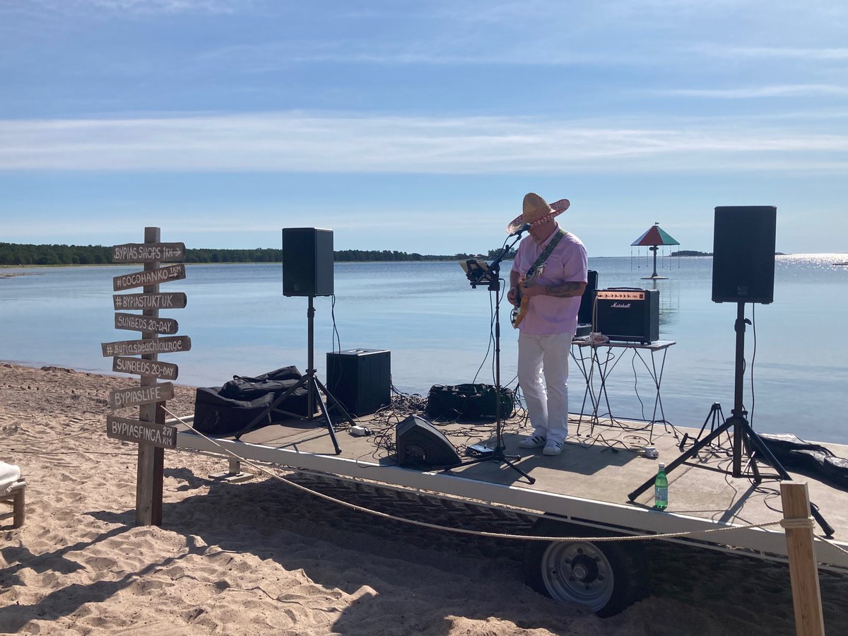 Yrittäjien päivä tuli ja meni.

Toimitusjohtajan ominaisuudessa onnittelen Mamba Oy:n 34-vuotista taivalta Esittävien taiteiden (90010) toimialalla. Yhtye yhtiöitettiin 9.8.1989.
Analysoimme kuluneita vuosikymmeniä ja alan muuttuneita realiteetteja ns. paremmalla ajalla.