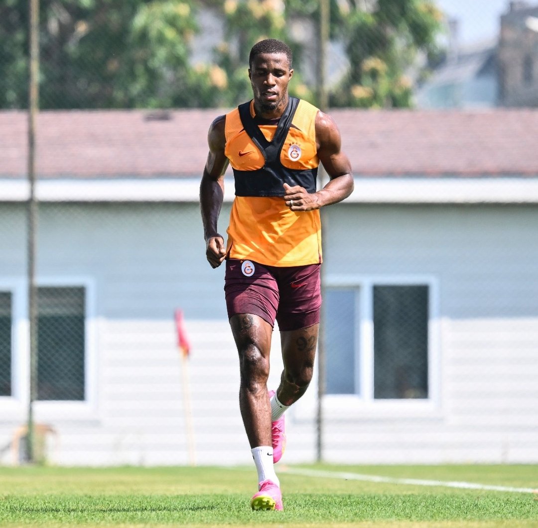 Hakim Ziyech ve Zaha ' nın takıma dönmesi hakkında : Hakim Ziyech ' in takıma dönmesi için daha zamanı var Zaha ise milli aradan sonra takıma katılır . 

#GalatasaraySK