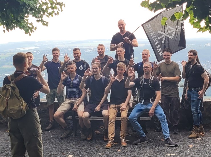 🧵Am 19.08. veranstaltete die klandestine, extrem rechte Gruppierung "Revolte Rheinland" eine Wanderung auf den Petersberg. Mit der Anonymität der Mitglieder ist es nach ihrem "White Power"-Mobfoto nun vorbei.
Fotograf der Rechten ist Gerald Christ, Sprecher des #AfD KV-#Bonn❗️