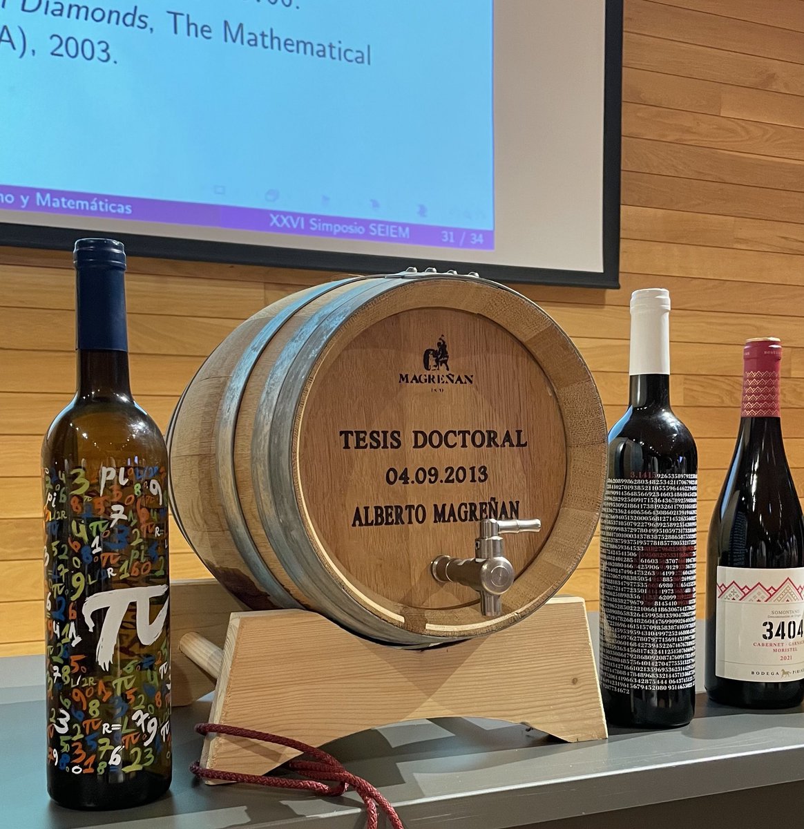 - ¿Y cómo llevas la tesis?
- Ahí va, añejando…