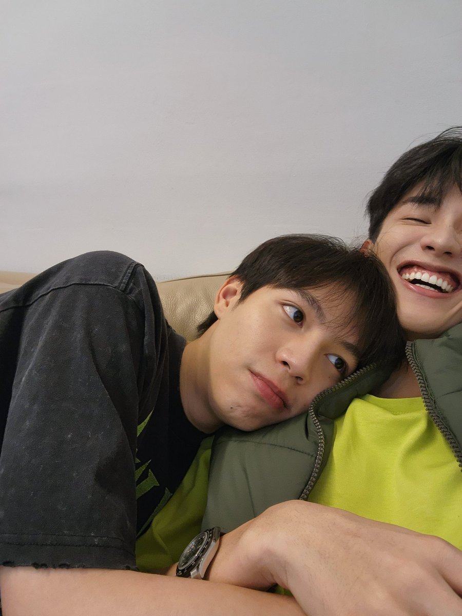 Tawan_V's tweet photo. แฮปย้อนหลังนะบรูด้า ขอให้ยูยิ้มเยอะเท่าๆไอเลยนะ 😃 https://t.co/M54576dM4R