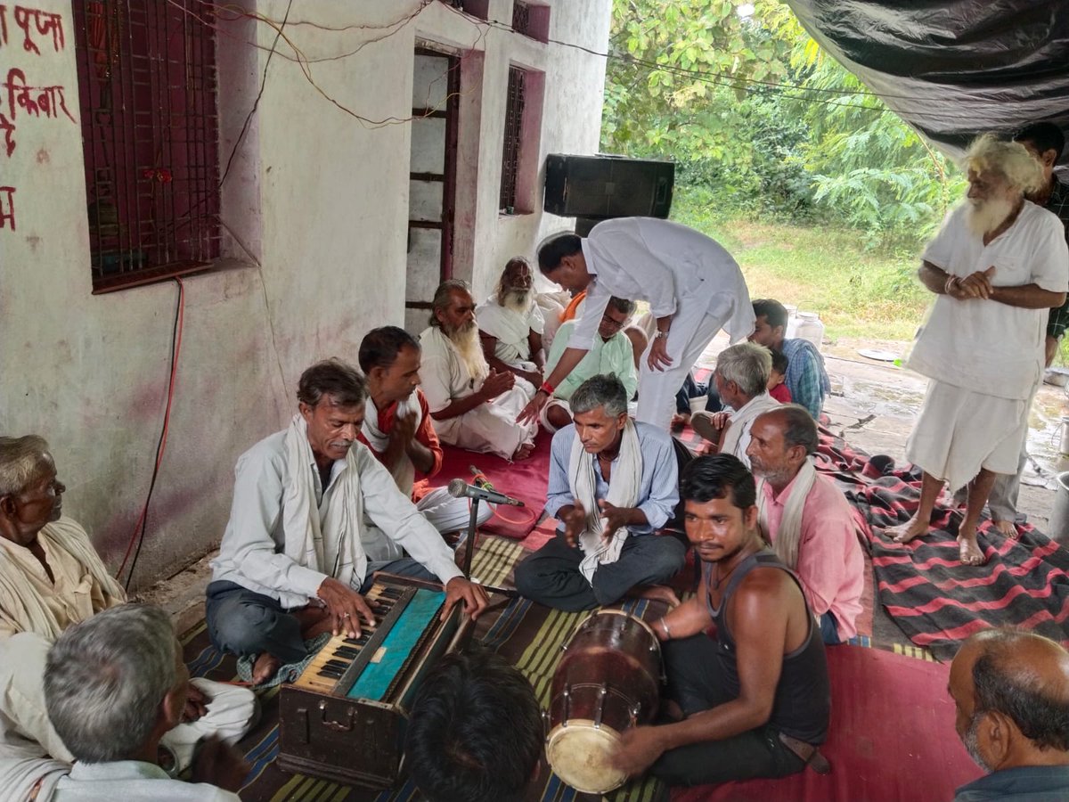 RaghvendraTmr's tweet photo. आज पोहरी विधानसभा के ग्राम हर्रई मे राम नाम धुन मे शामिल होने का सौभाग्य प्राप्त हुआ परिवारजनों से चर्चा हुई
.
#Pohri #vidhanshab24 #RamDhun https://t.co/m02NDlqilS