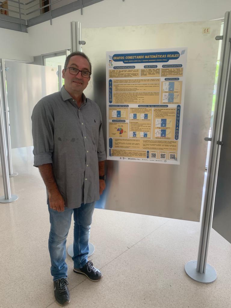 Israel García, el director científico del proyecto educativo ProyectaMates, presentando su póster sobre grafos en la <a href="/xxviseiem/">XXVISEIEM</a> 👨‍🏫🔢
