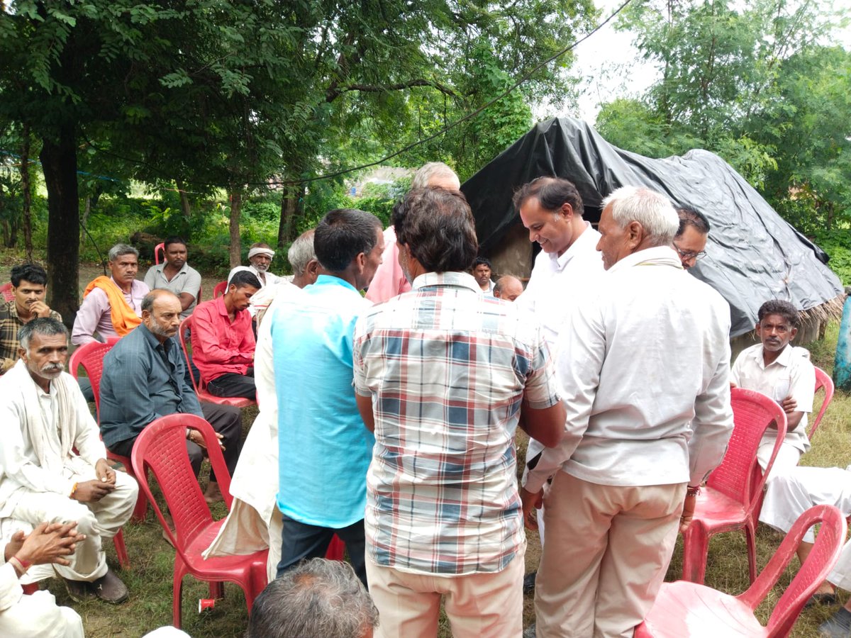 RaghvendraTmr's tweet photo. आज पोहरी विधानसभा के ग्राम हर्रई मे राम नाम धुन मे शामिल होने का सौभाग्य प्राप्त हुआ परिवारजनों से चर्चा हुई
.
#Pohri #vidhanshab24 #RamDhun https://t.co/m02NDlqilS