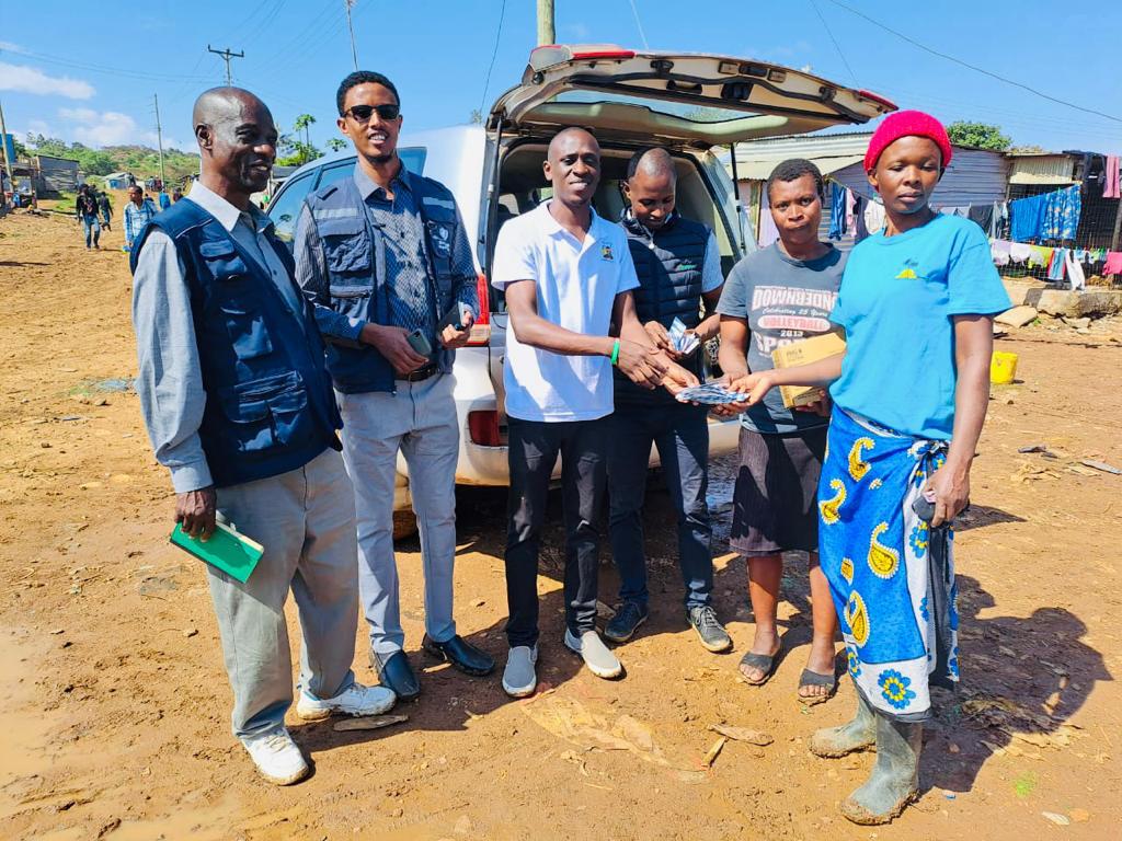 WHOKenya's tweet photo. WHO team is in Migori County to support the county on cholera outbreak response with  WASH supplies &amp; assessment of situation. 120 cases have been reported with loss of 6 lives. Ms Roselyn Otieno, Migori County Chief Officer for Medical Services &amp; her team receive the supplies https://t.co/FK94kOb29D