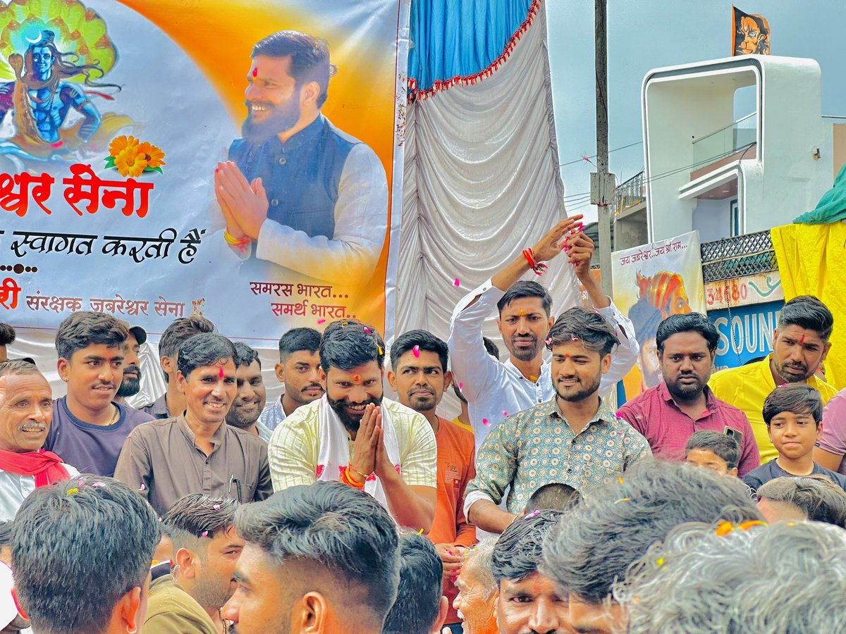 Rajendrajbrshwr's tweet photo. बेटमा नगर में श्री कृष्ण जन्मोत्सव के उपलक्ष्य में यादव अहीर समाज द्वारा भव्य शोभायात्रा निकाली गई जिसका भव्य स्वागत कर कान्हा जी का आशीर्वाद लिया..
जय जबरेश्वर 🚩 जय श्री राम
#rajendrachoudhary #jabreshwarsena #betma #janmashtami #krishnajanmashtami https://t.co/lTb9o6QJIJ