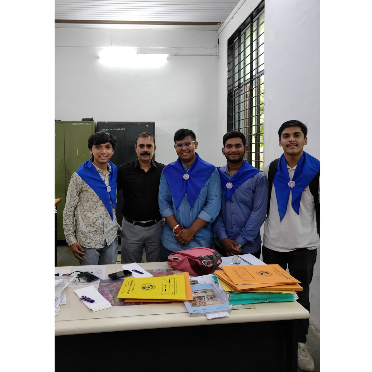 NssLdce's tweet photo. How Volunteers of NSS LDCE celebrated Teachers day with Faculty Members of LDCE?
By giving hertfelt notes (A letters with best wishes) on this Teachers day.
Here are some Glimpses of the day.
#teachersday #Letters_with_notes #notes #nss #nssldce #Volunteers https://t.co/OHpFD4X6I4