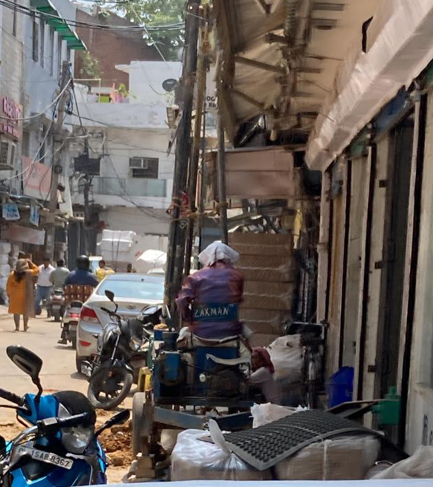 rwainderlok's tweet photo. @DcpNorthDelhi @LtGovDelhi @DelhiPolice @MCD_Delhi @DelhiJalBoard @CitySpzone 
illegal ground water boring on the road.  313/18, Amit Boot House, Inderlok, Durga Mandir wali Gali, Delhi 110035. https://t.co/8kdlrgPlIM