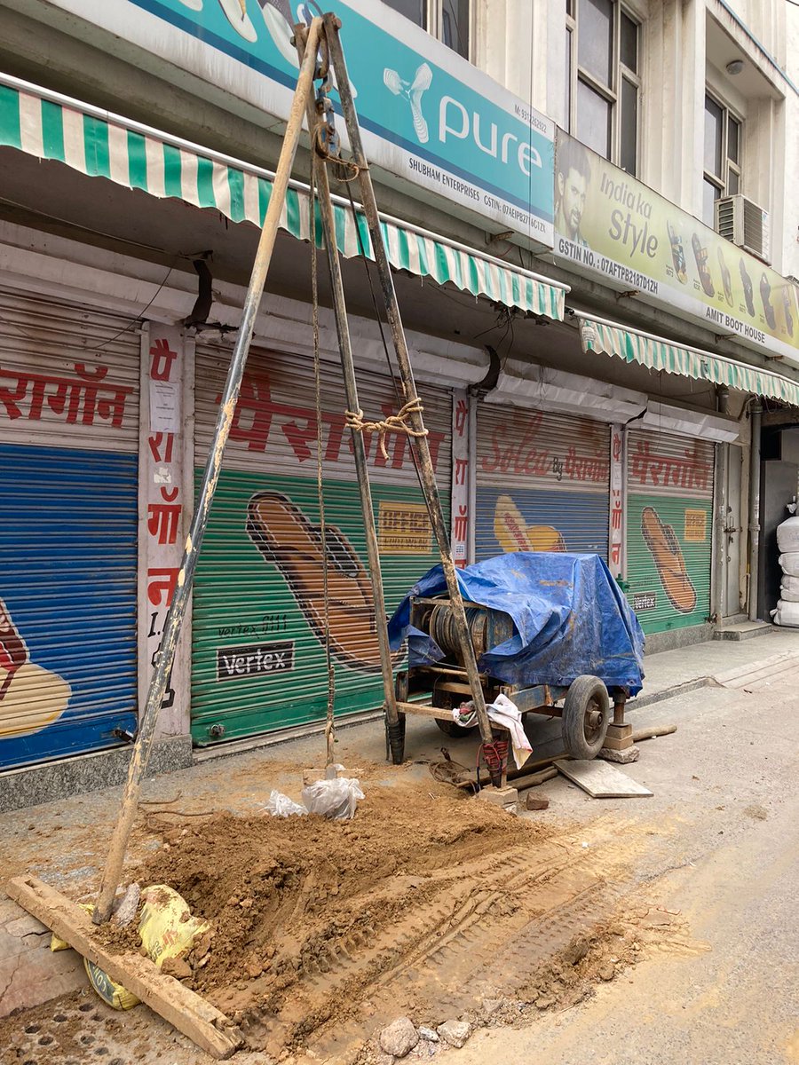 rwainderlok's tweet photo. @DcpNorthDelhi @LtGovDelhi @DelhiPolice @MCD_Delhi @DelhiJalBoard @CitySpzone 
illegal ground water boring on the road.  313/18, Amit Boot House, Inderlok, Durga Mandir wali Gali, Delhi 110035. https://t.co/8kdlrgPlIM