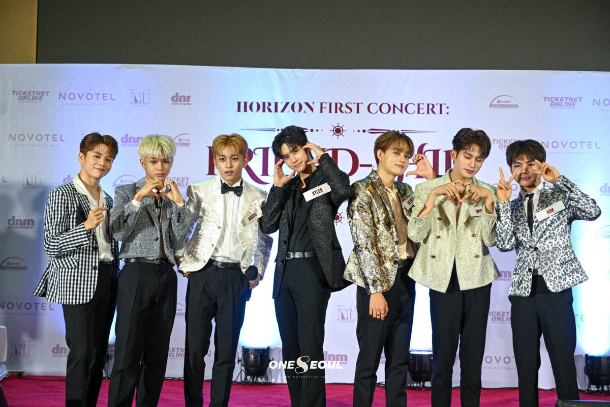 OneSeoulPH's tweet photo. LOOK: HORI7ON looks stunning during their media conference for their upcoming concert this Saturday! 

@dnmentph
HORI7ON FriendSHIP MEDIACON
#HORI7ON_1STCON_MEDIACON
#VoyageToManila 
#HORI7ON #호라이즌 
#WeAreOneForSeven https://t.co/Ic9YYuKg43