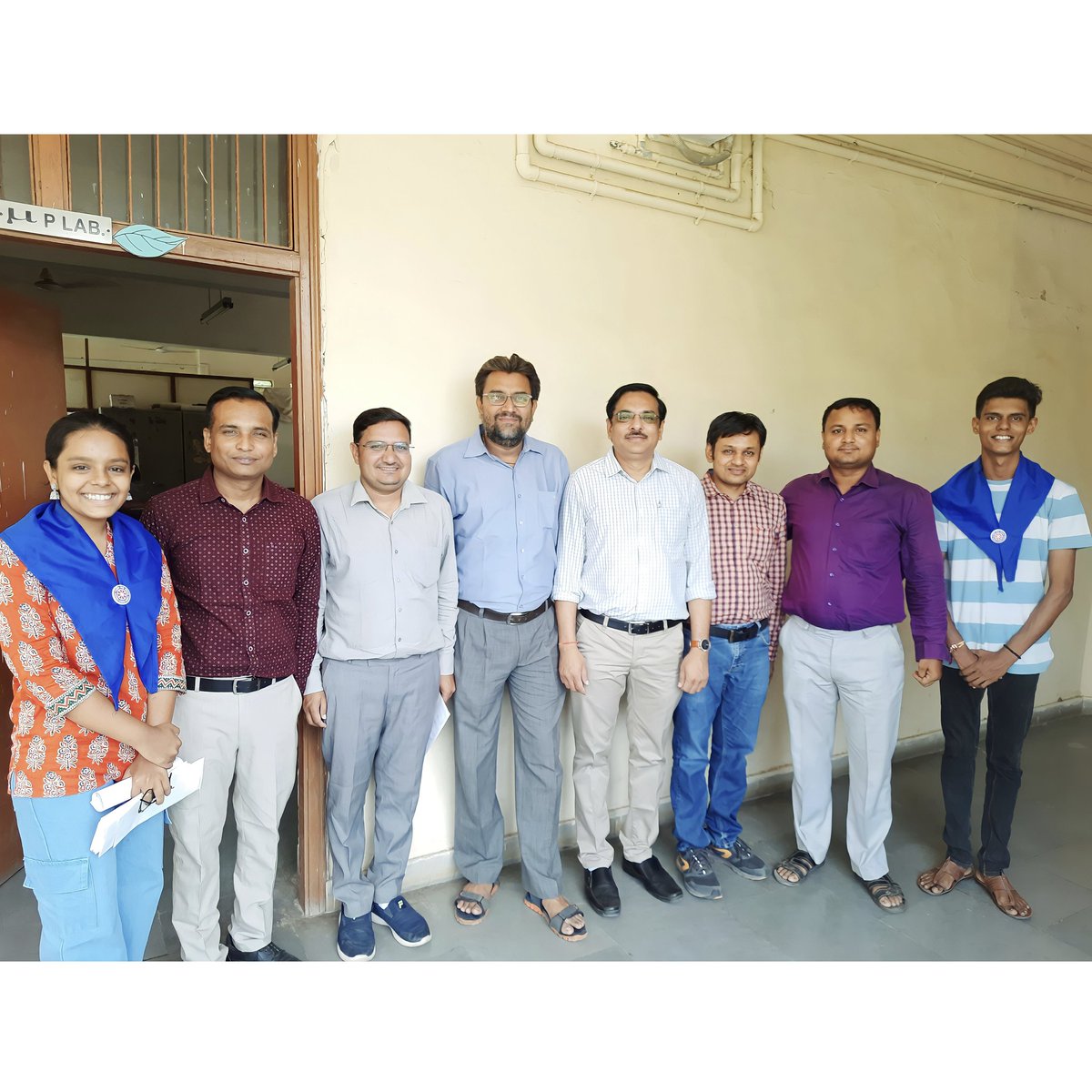 NssLdce's tweet photo. How Volunteers of NSS LDCE celebrated Teachers day with Faculty Members of LDCE?
By giving hertfelt notes (A letters with best wishes) on this Teachers day.
Here are some Glimpses of the day.
#teachersday #Letters_with_notes #notes #nss #nssldce #Volunteers https://t.co/OHpFD4X6I4
