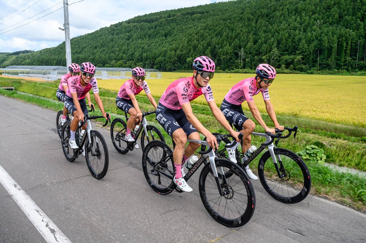The boys are enjoying the prep for tomorrow - the training in Europe will now be put to the test in 🇯🇵
 頑張って! #tourdehokkaido2023  #TDHkd2023 #efeducationfirst #nippo #ridecannondale #northwave #ogkkabuto #irctire #protouchstaff