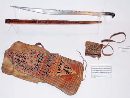 Sac en cuir et sabre flissa ayant appartenu à l'Émir Abdelkader, célèbre résistant algérien🇩🇿 à la colonisation🇫🇷. Les Iflissen, tribu kabyle qui donna son nom au sabre(Iflissen Lebhar), furent parmi les premiers à s'opposer à l'invasion et rejoignirent Abdelkader dans sa lutte.