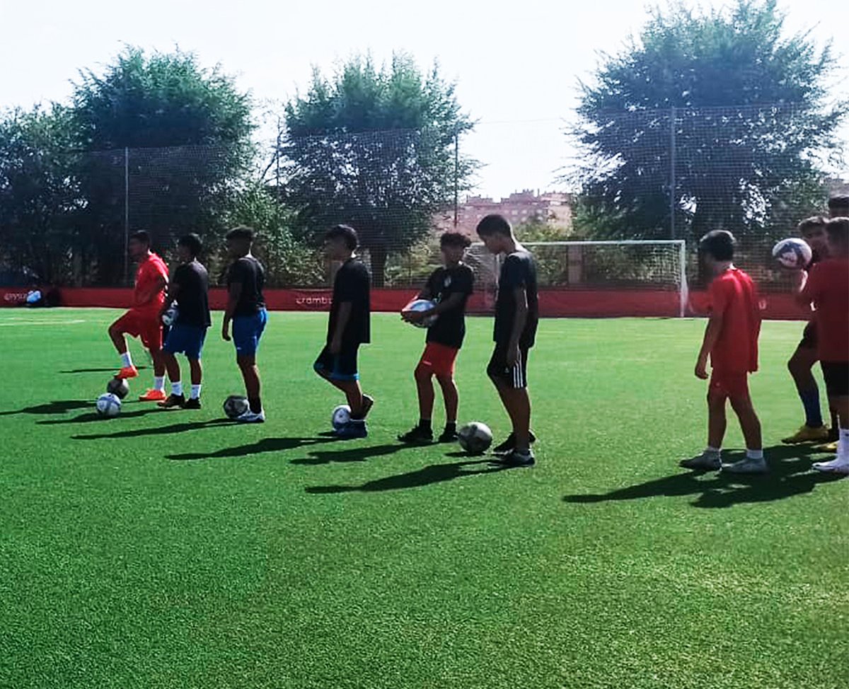 GateforChildren's tweet photo. Con la vuelta al cole vuelven los entrenamientos del Club Atlético #PanBendito Gate.  Ayer dimos pistoletazo de salida a los entrenamientos de fútbol ⚽ con los diferentes equipos que forman parte de este club perteneciente al barrio madrileño de Pan Bendito. 

#GateForChildren https://t.co/Ac9ZMtkMoD